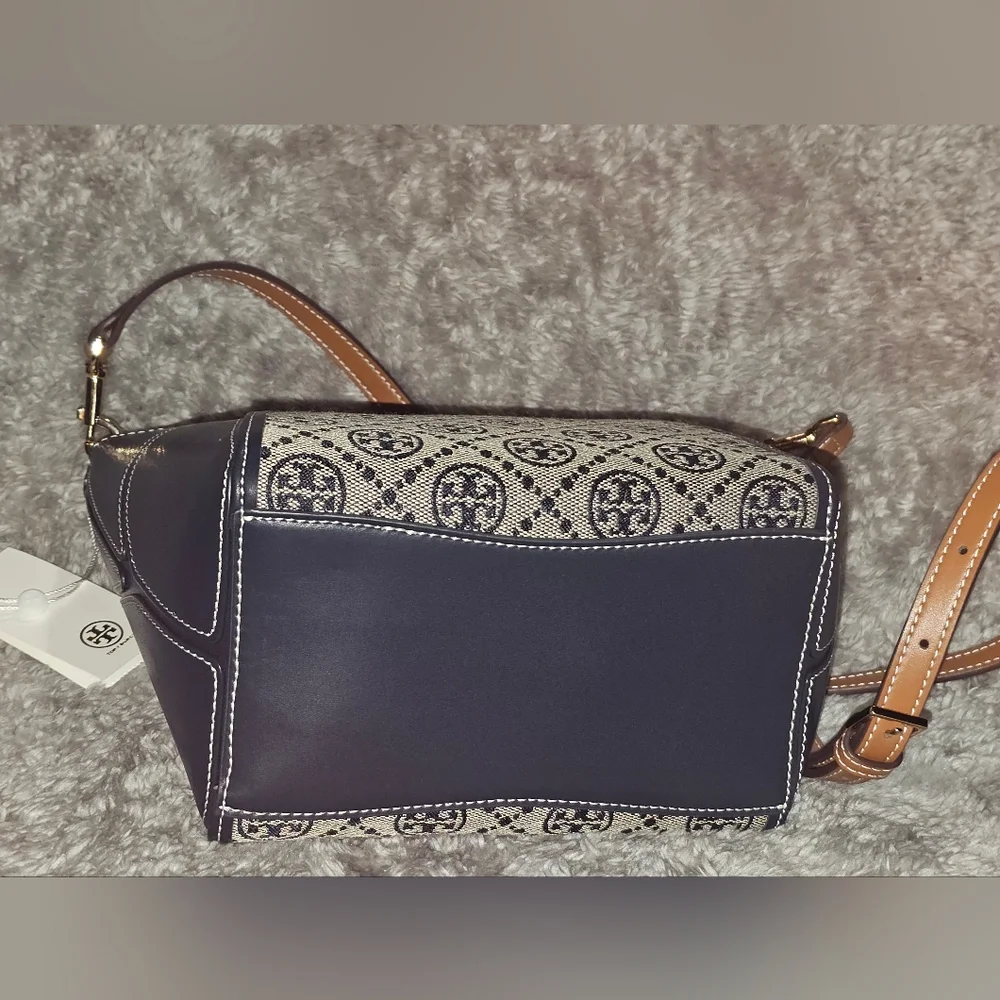 Tory Burch Small McGraw Bucket Bag with a T Monogram pattern. - Picture 5 of 7